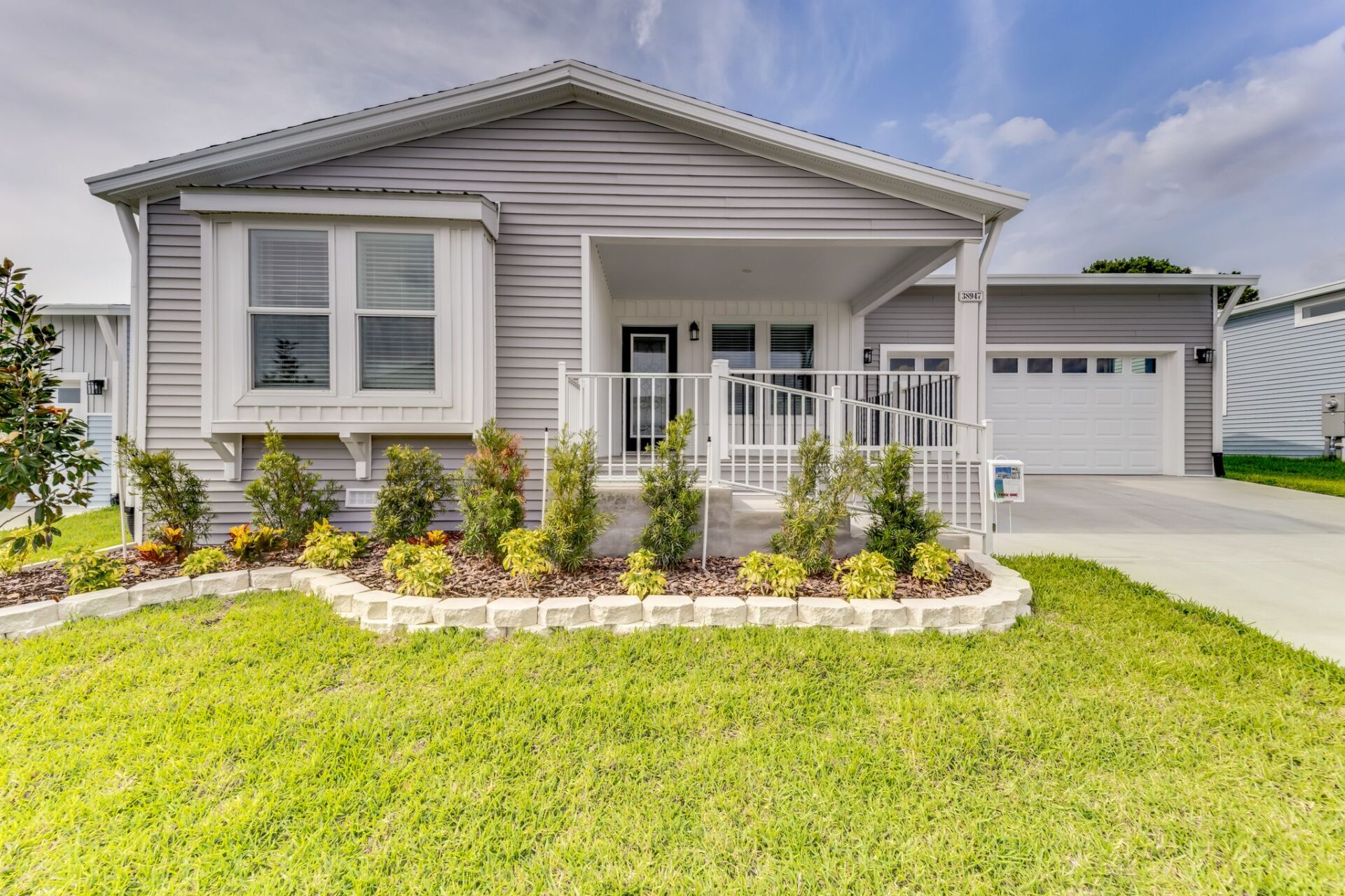 2 Bedrooms / 2 Bathrooms - Beautiful Features Throughout!
