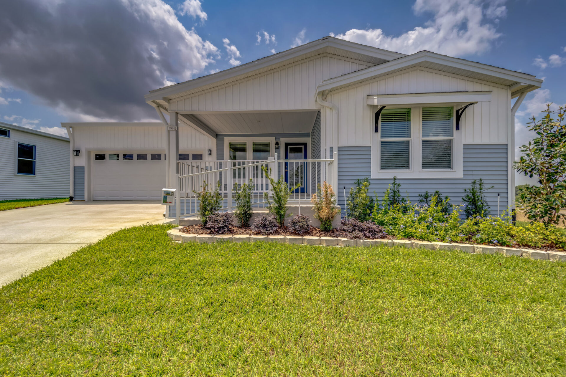 3 Bedrooms / 2 Bathrooms - Spacious Open Layout!
